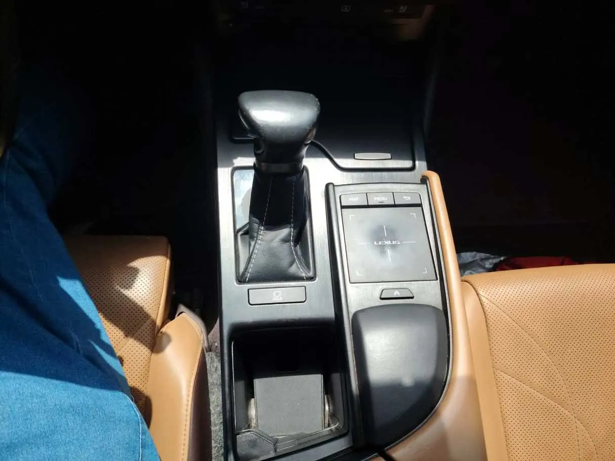 Car image 24