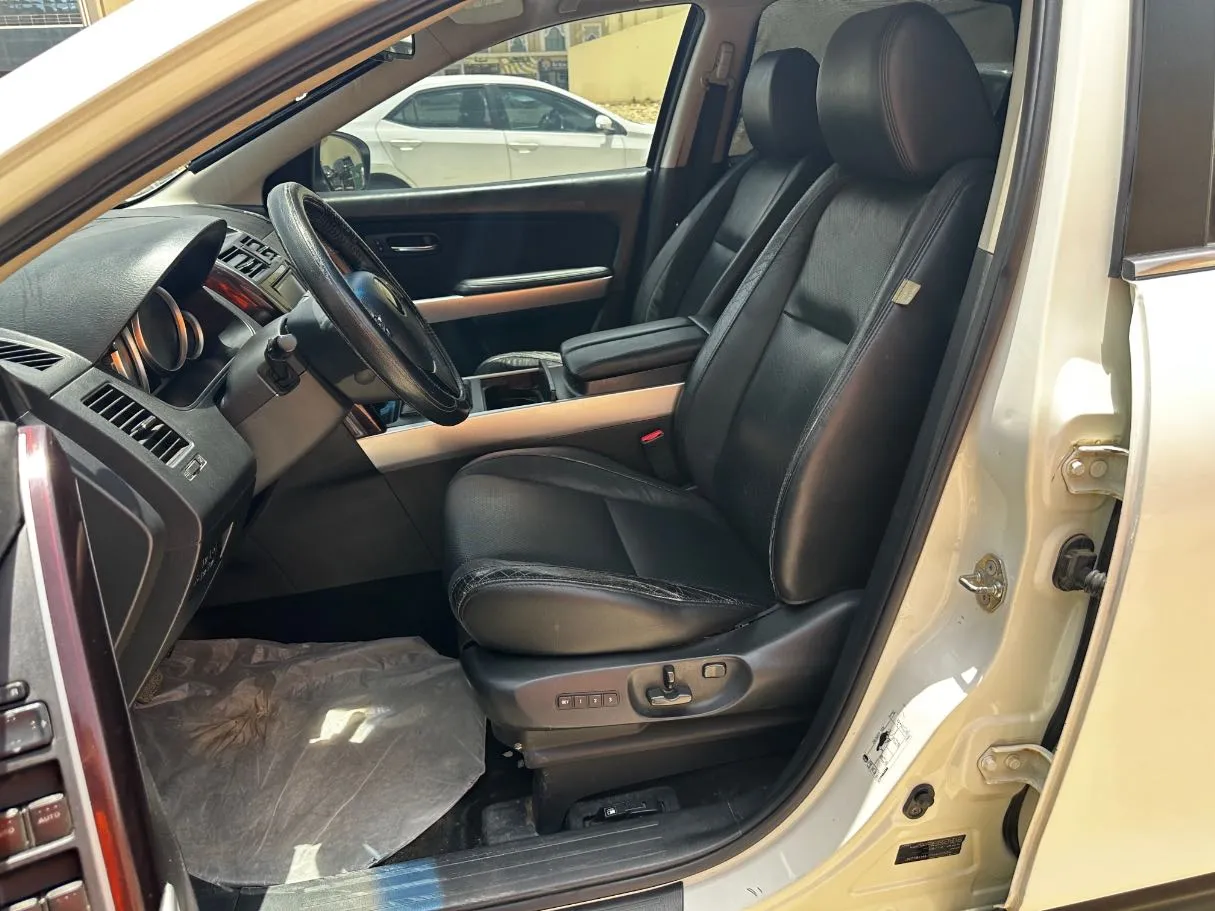 Car image 12
