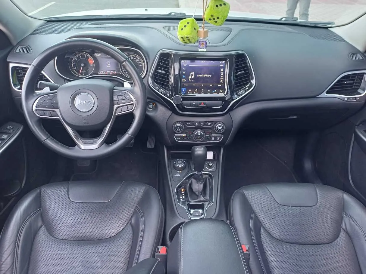 Car image 16