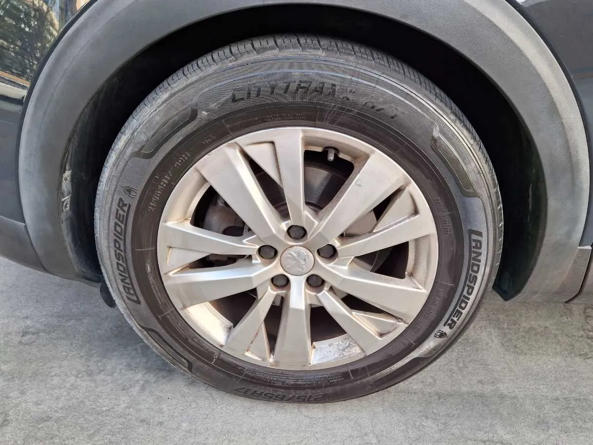 Car image 9