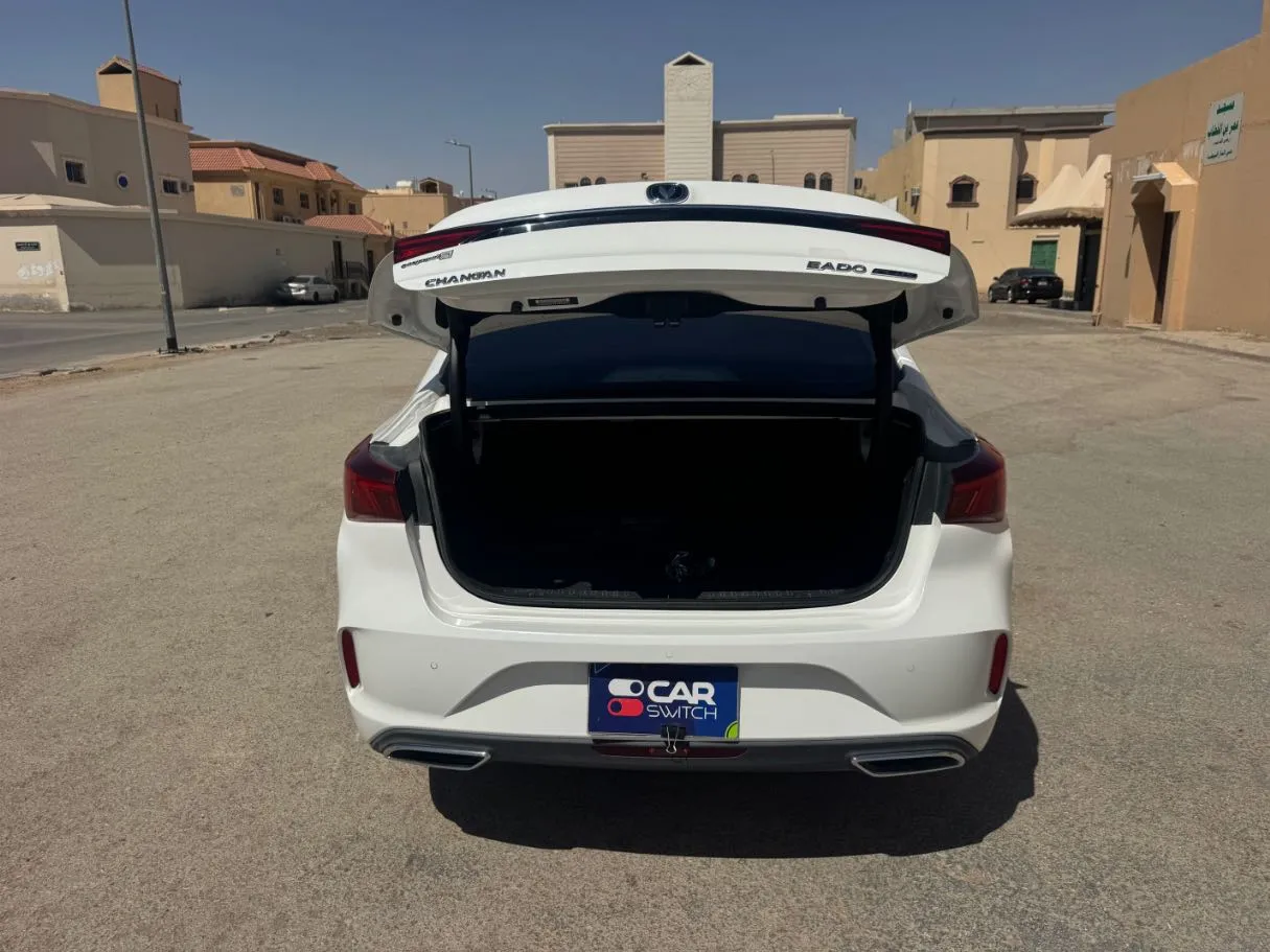 Car image 19