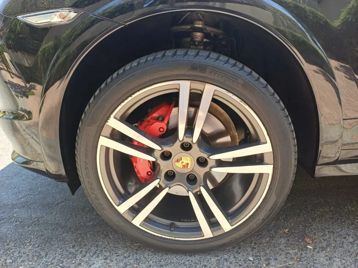 Car image 9