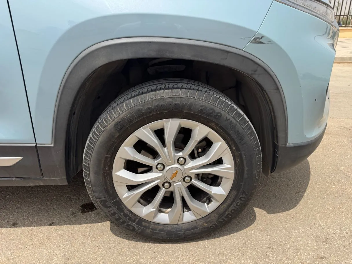 Car image 9