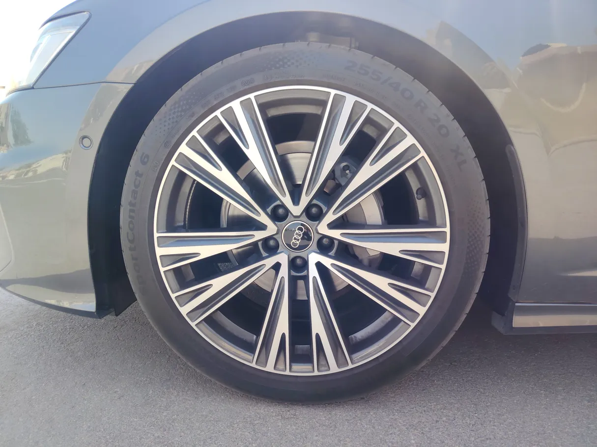 Car image 10