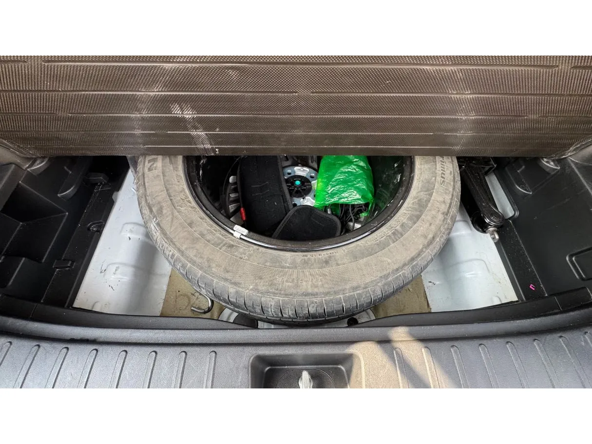 Car image 26
