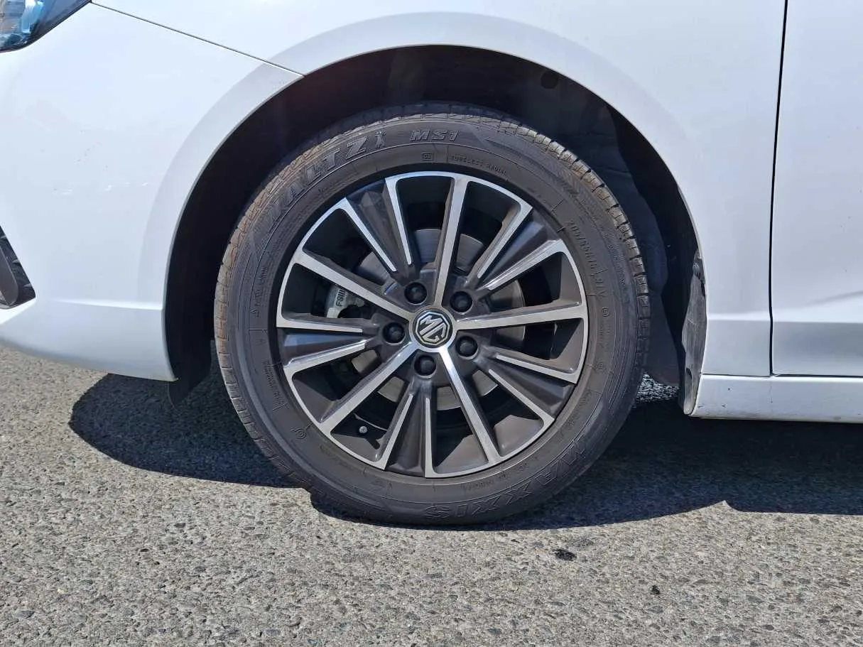 Car image 9