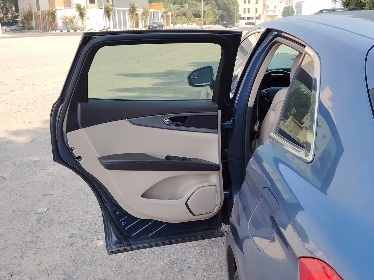 Car image 14