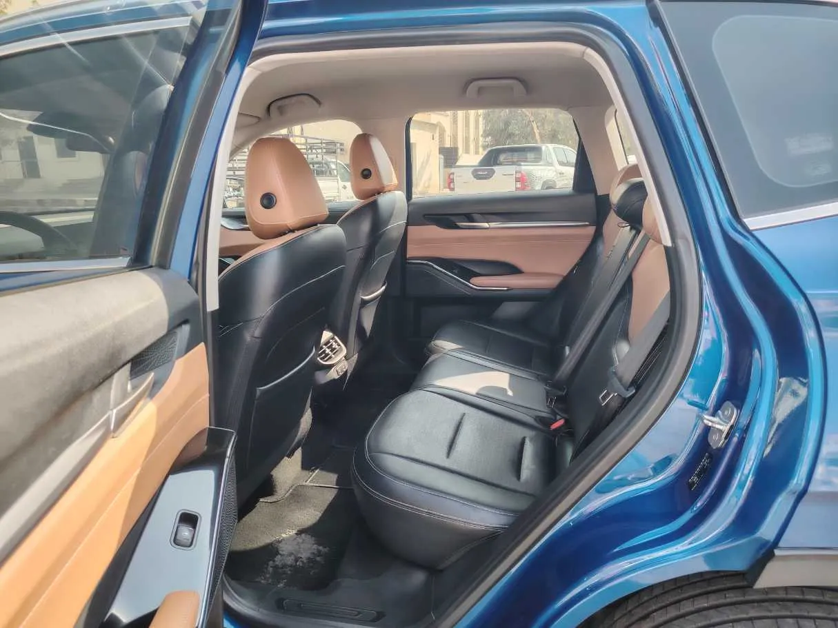 Car image 16
