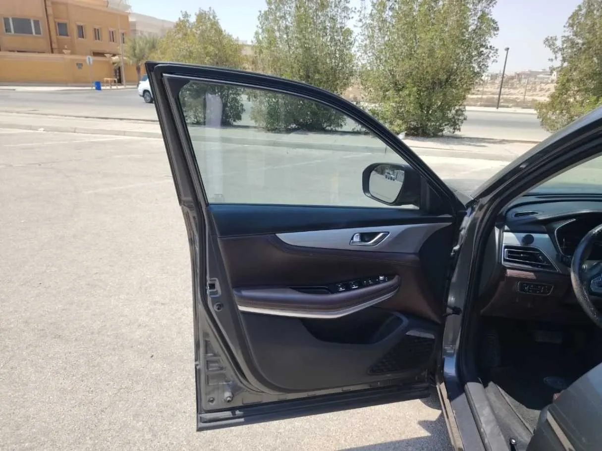 Car image 10