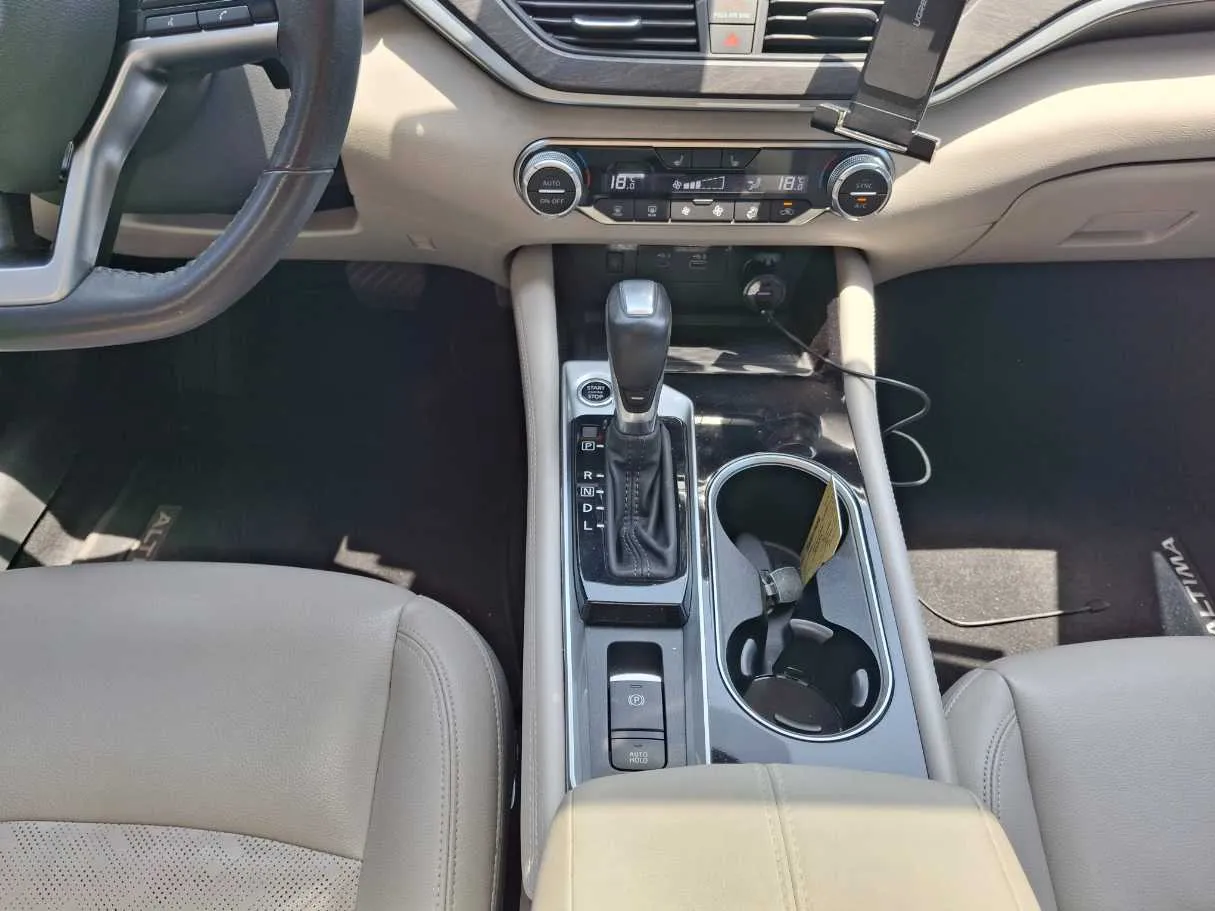 Car image 16