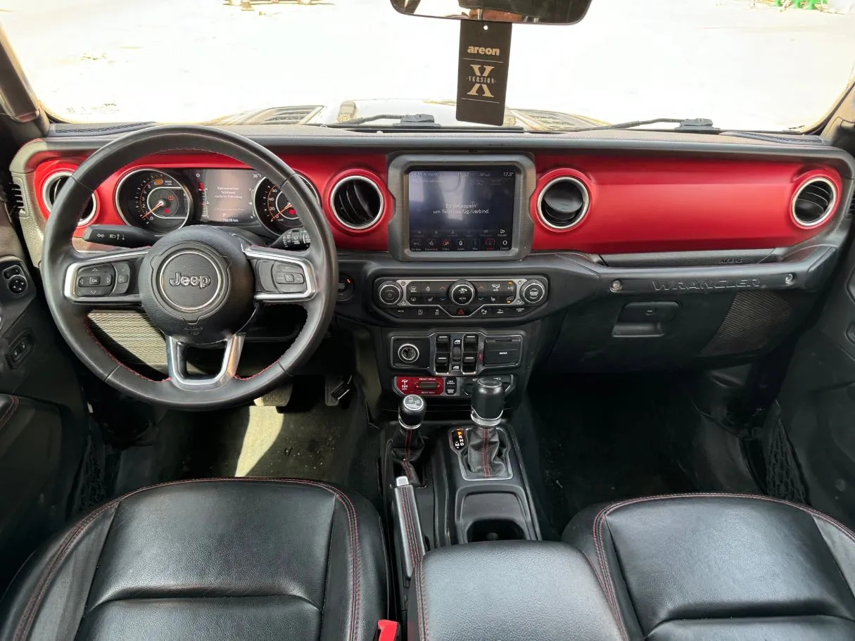Car image 16