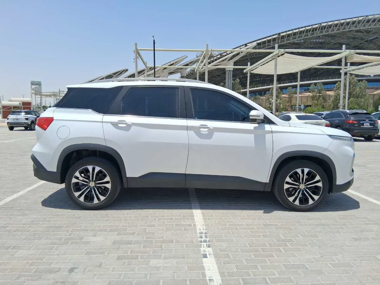 Car image 4
