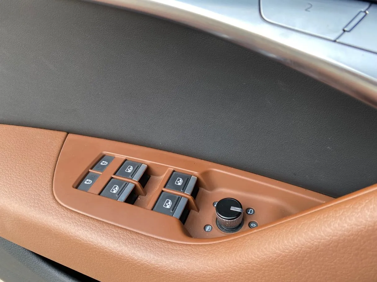 Car image 26