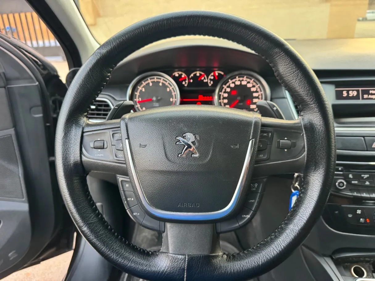 Car image 17