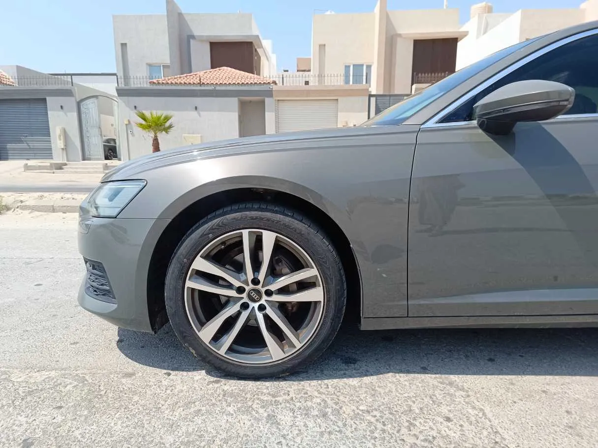 Car image 9