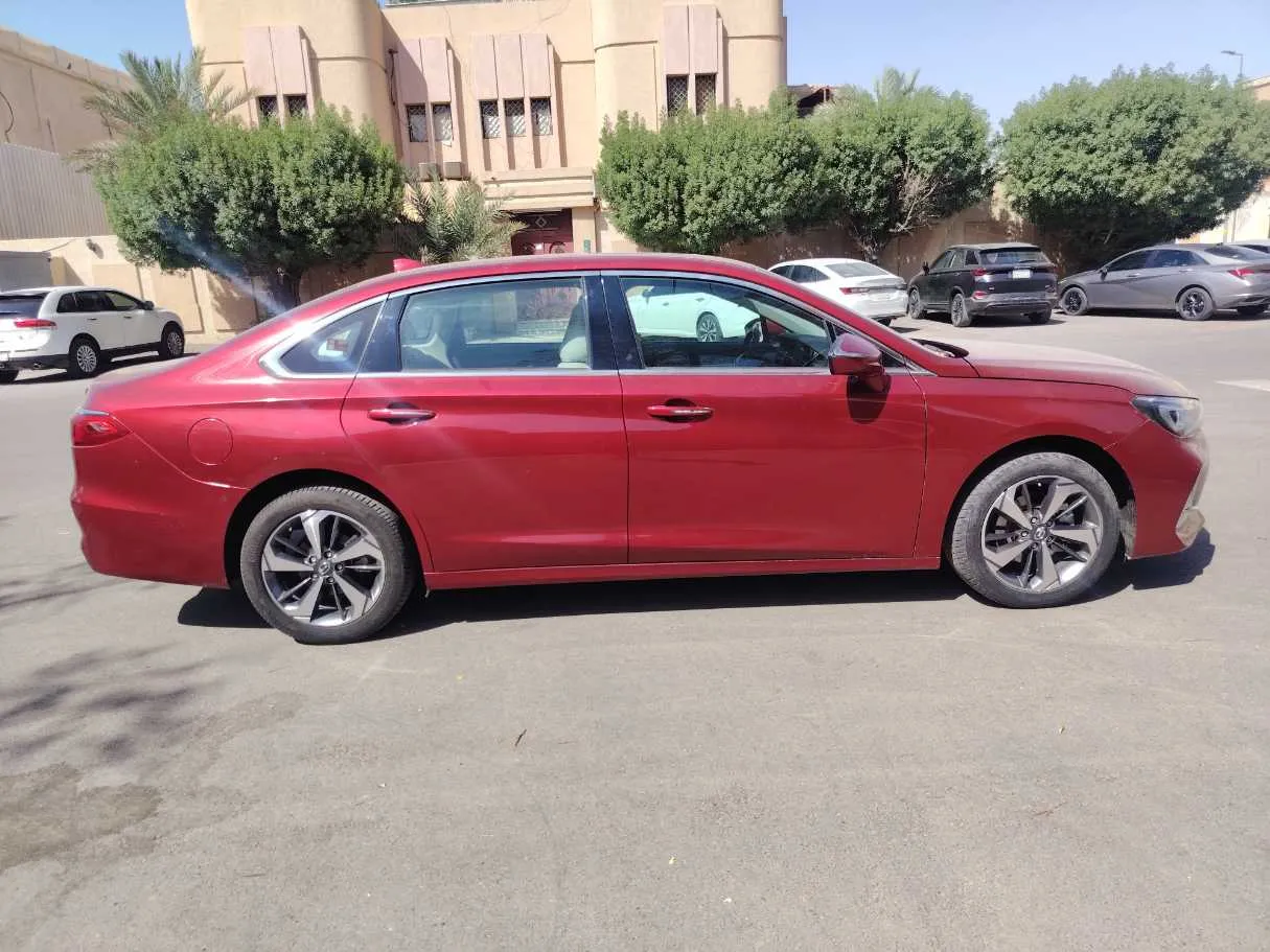 Car image 4