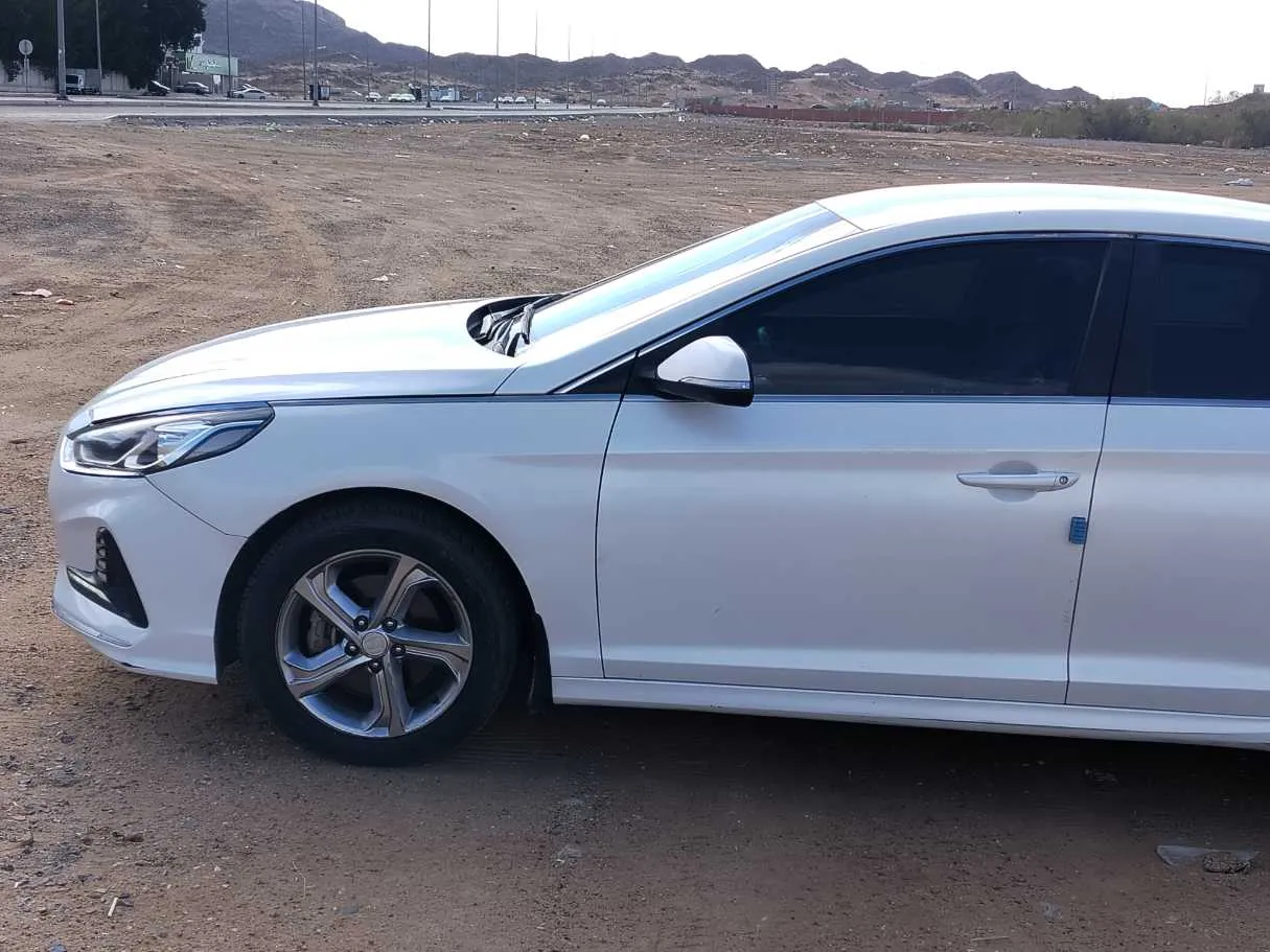 Car image 9