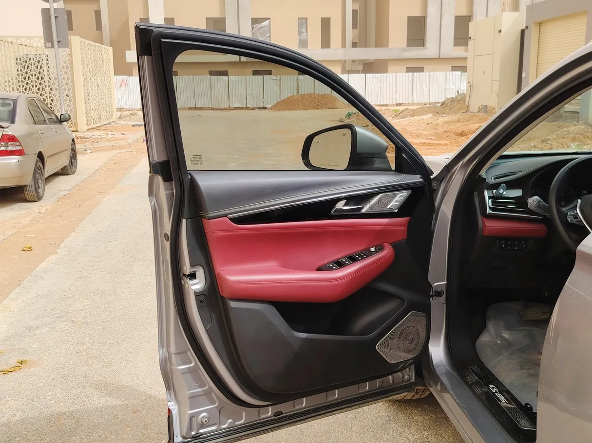 Car image 12