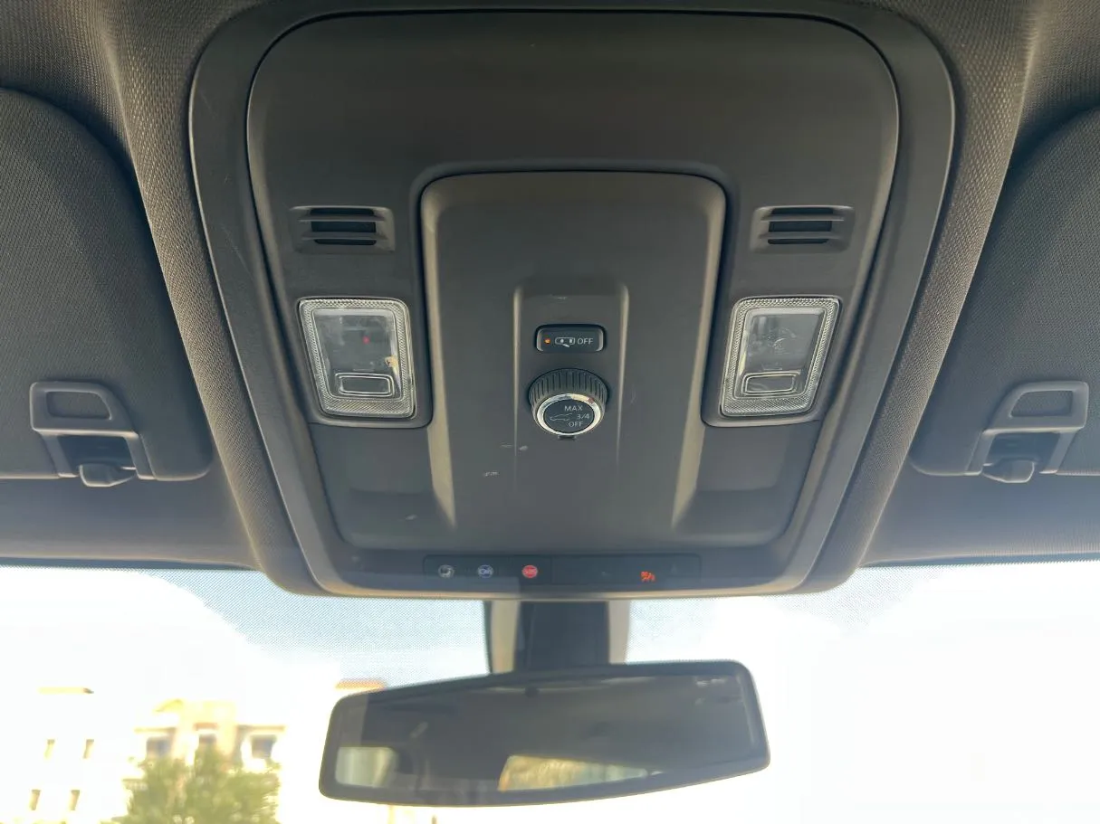 Car image 24