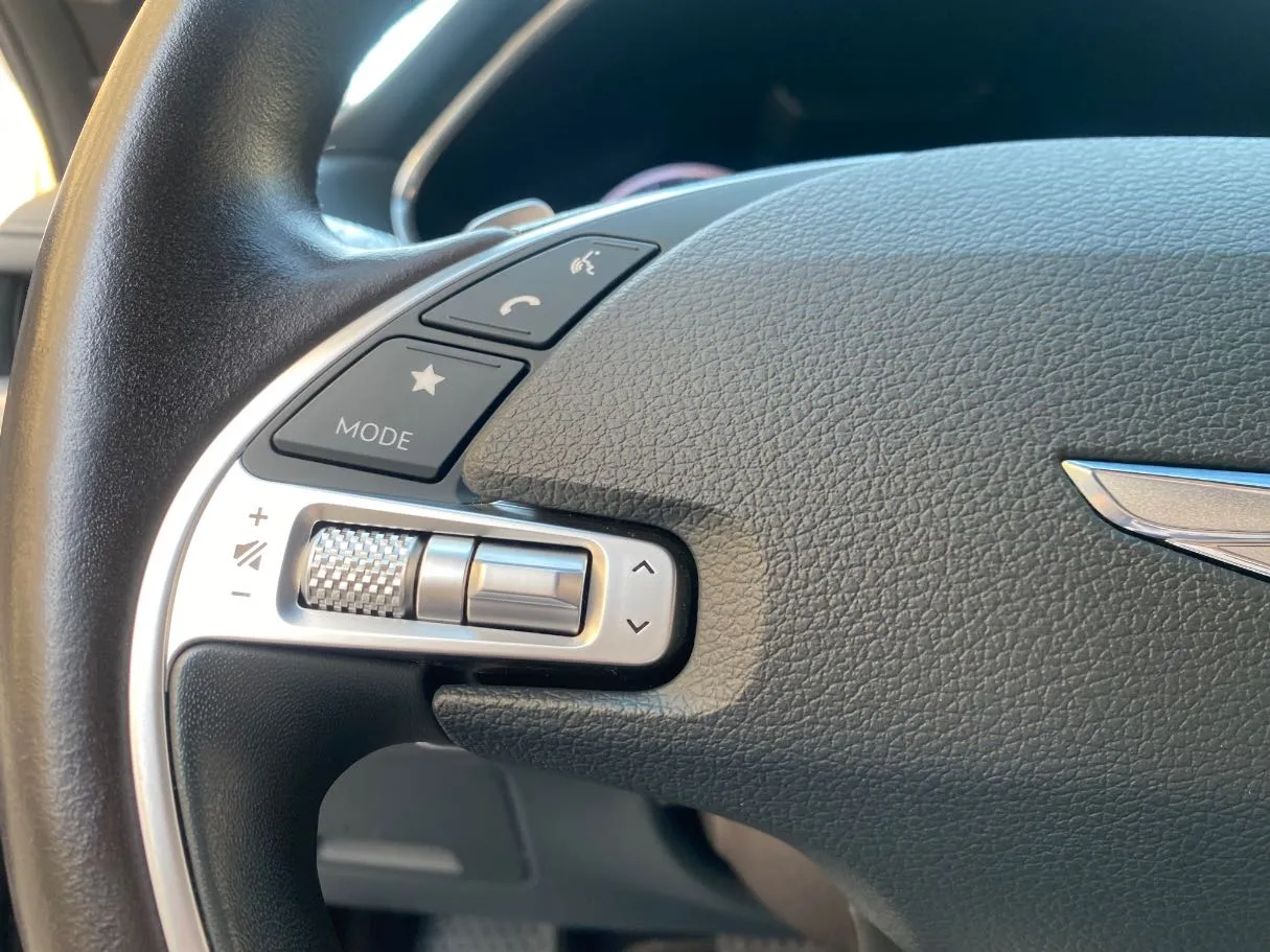 Car image 25