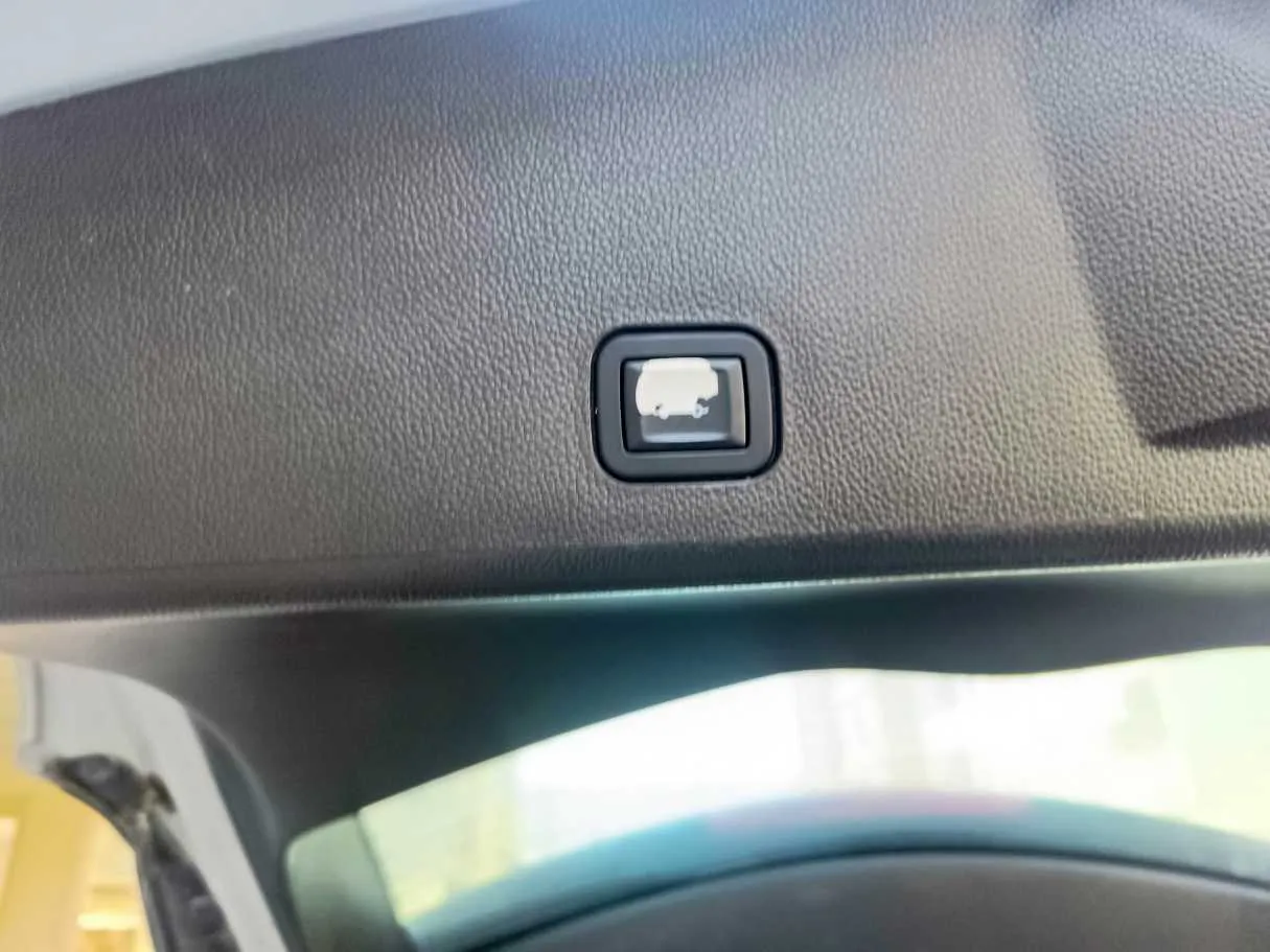 Car image 34
