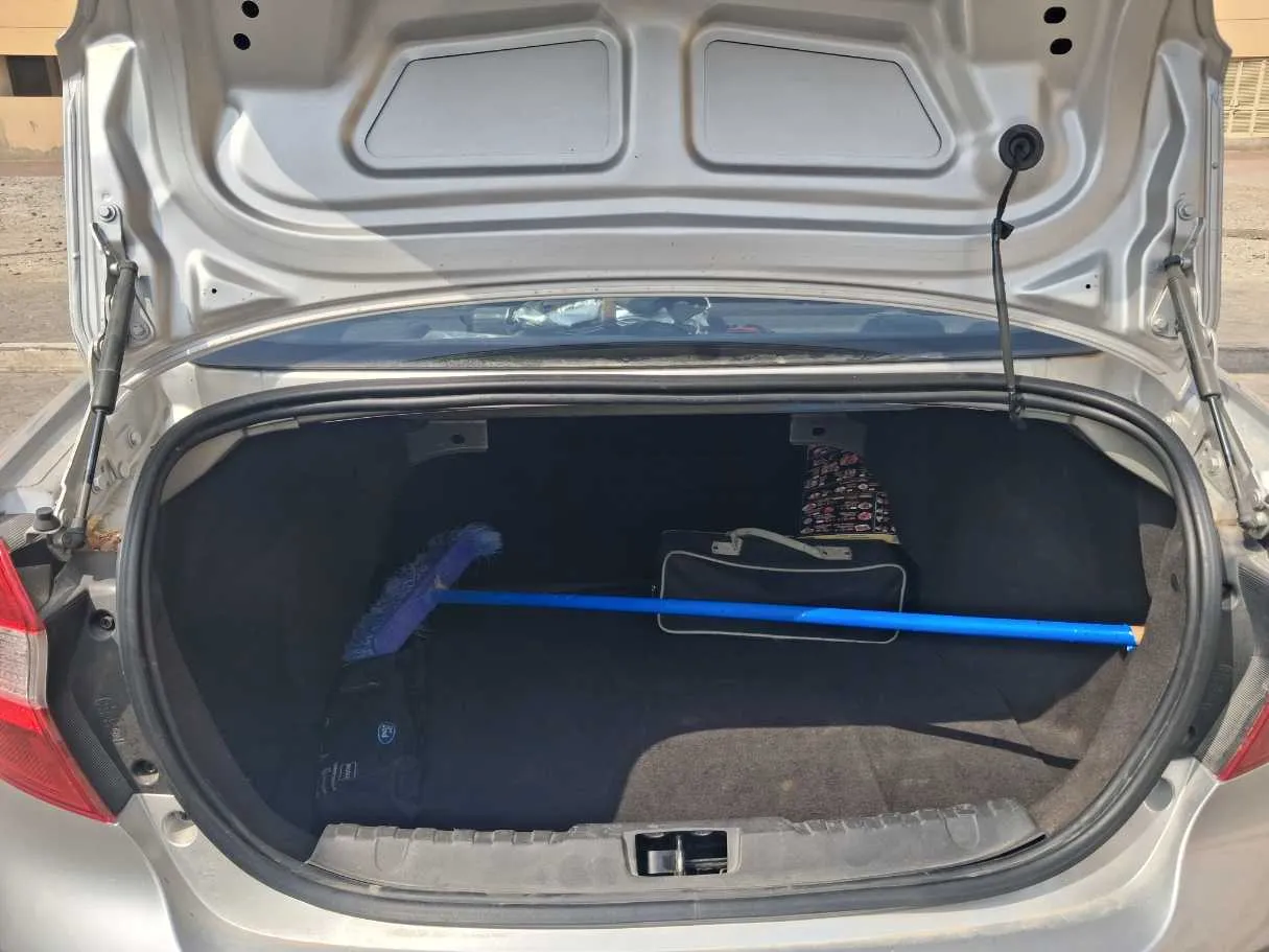 Car image 19