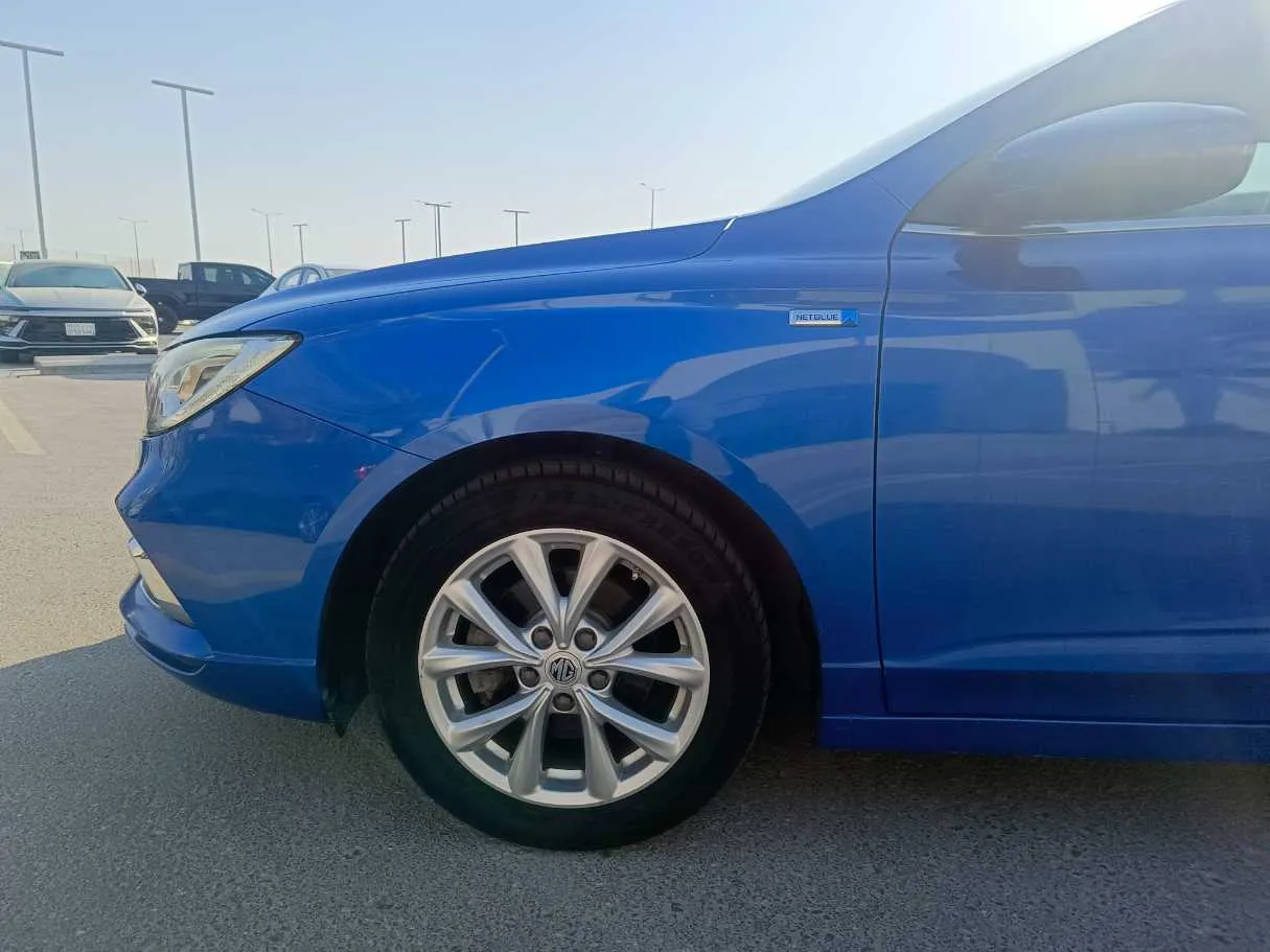 Car image 9