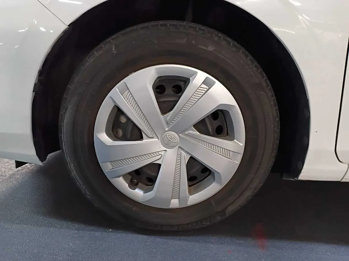 Car image 9