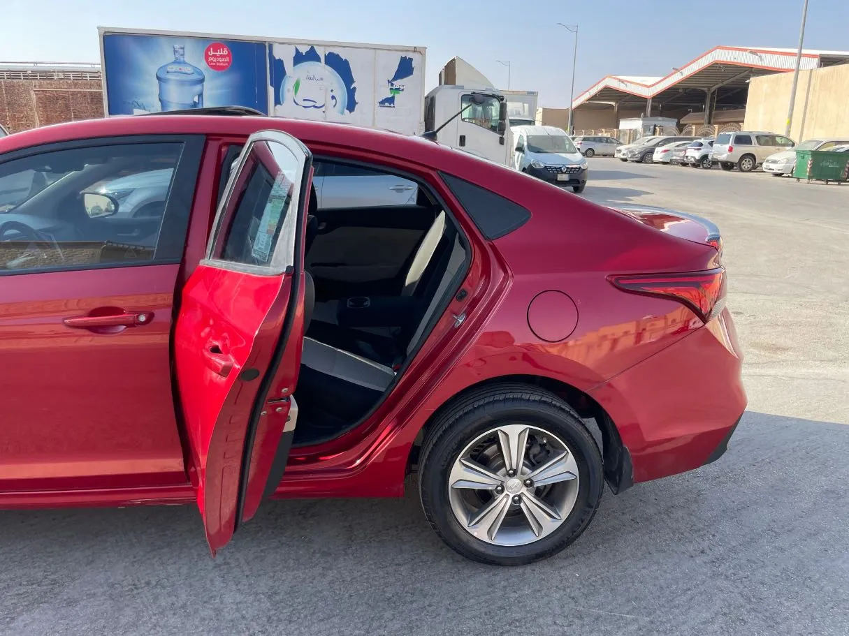 Car image 15