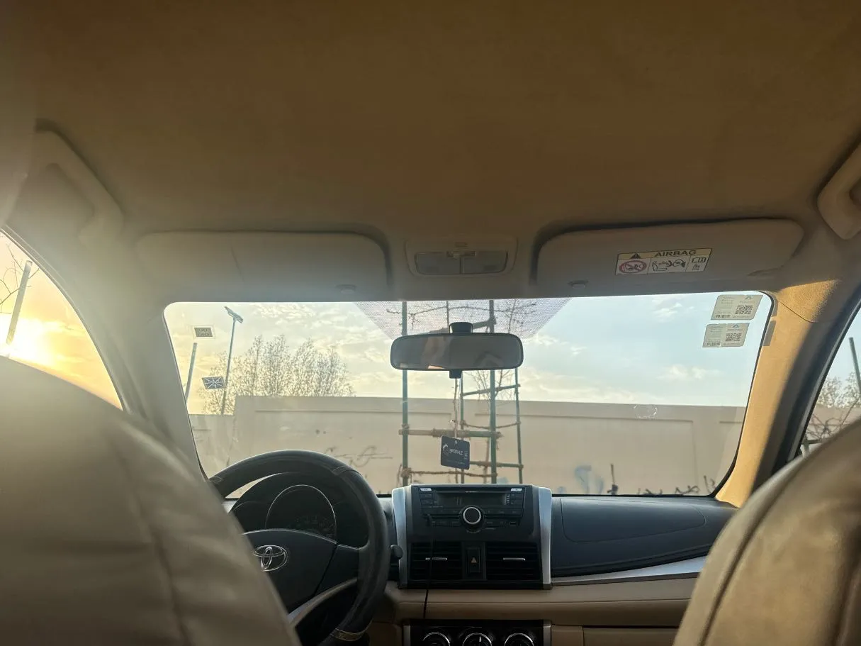 Car image 14