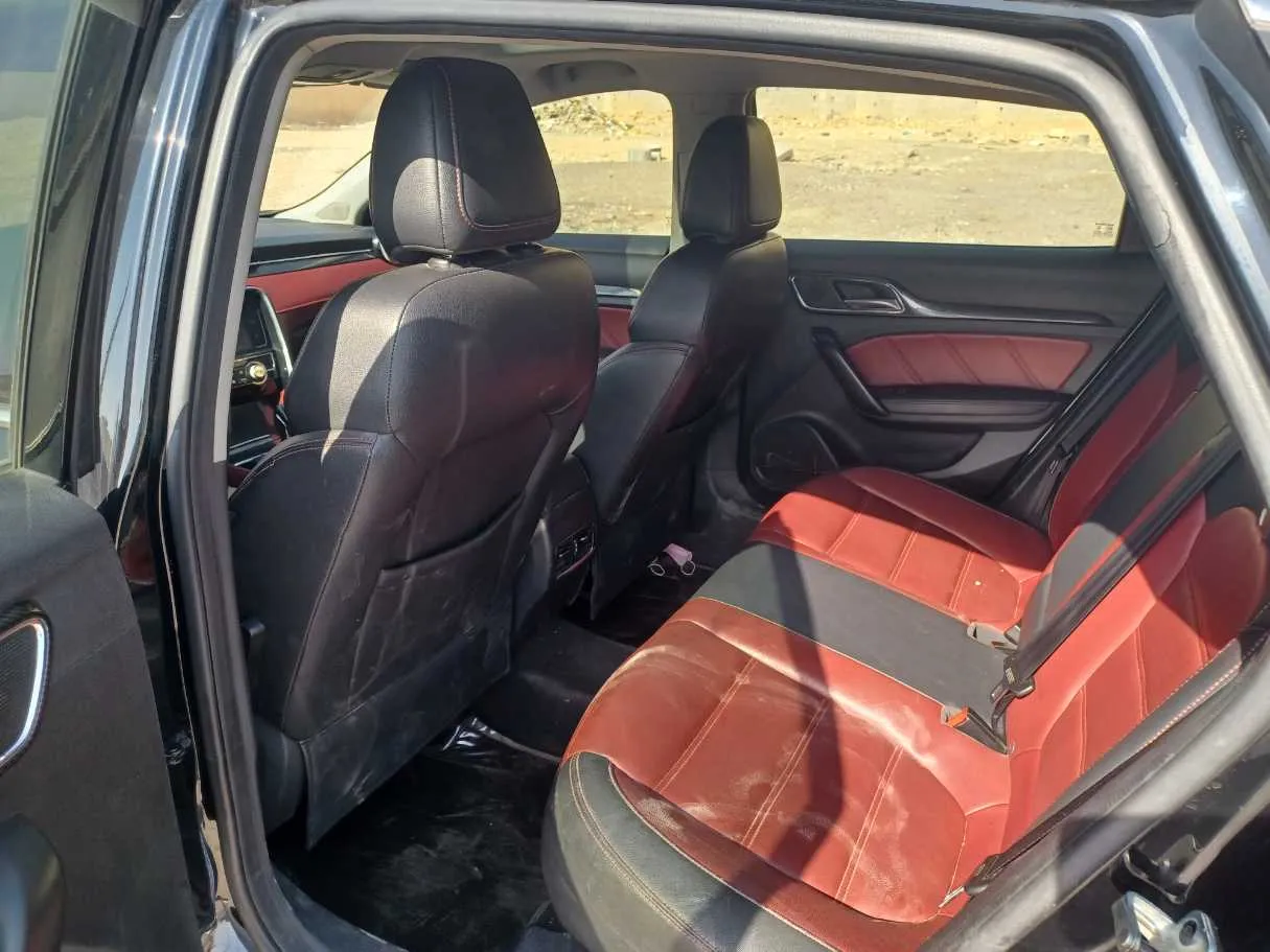 Car image 14
