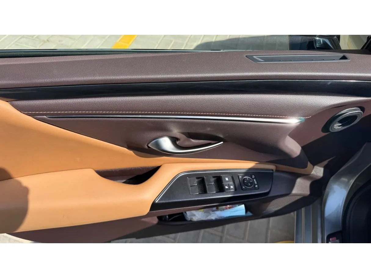 Car image 25