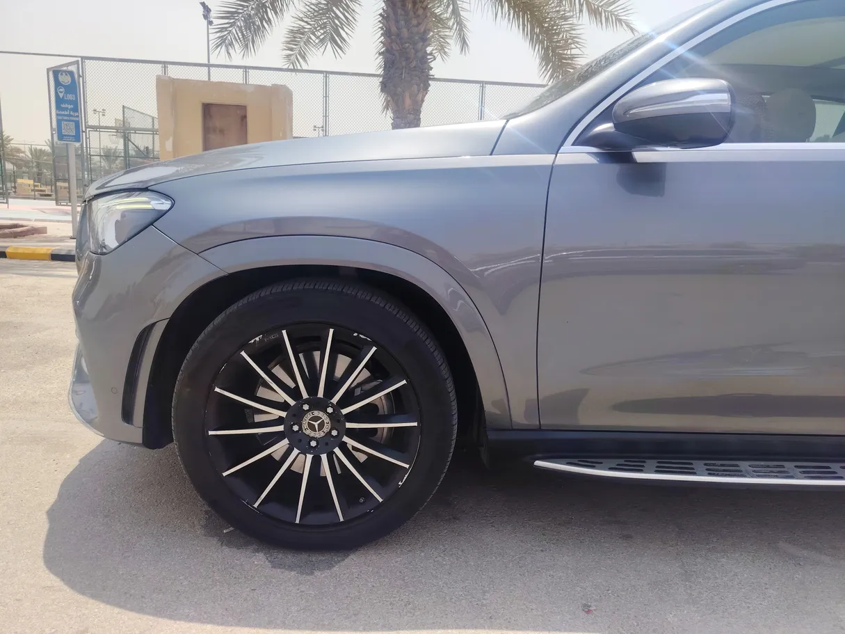 Car image 10