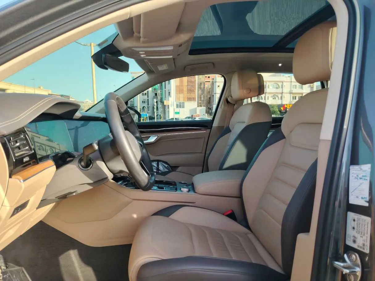 Car image 12