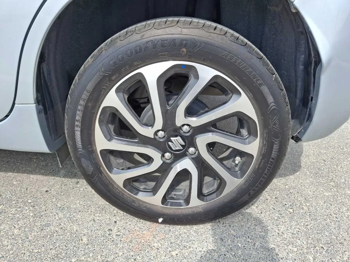 Car image 9
