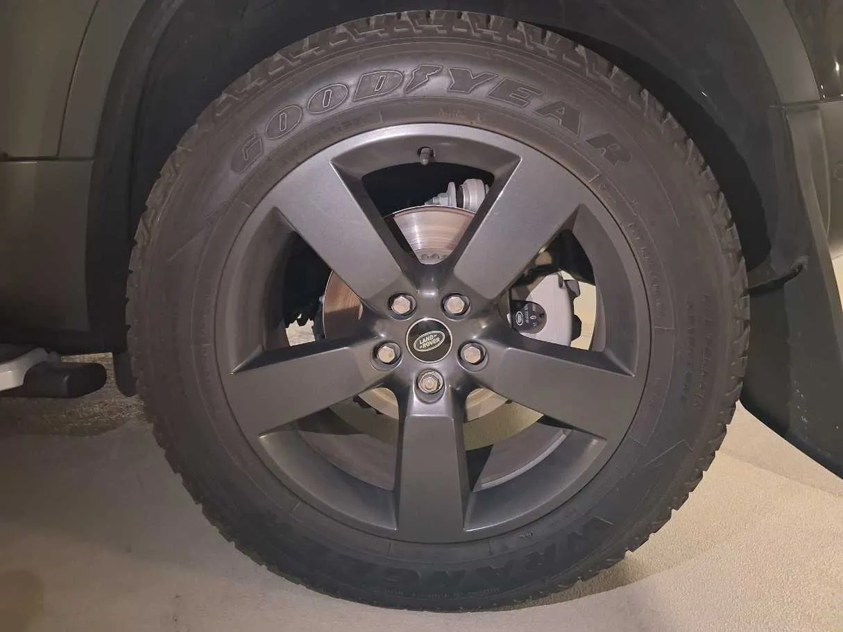 Car image 9