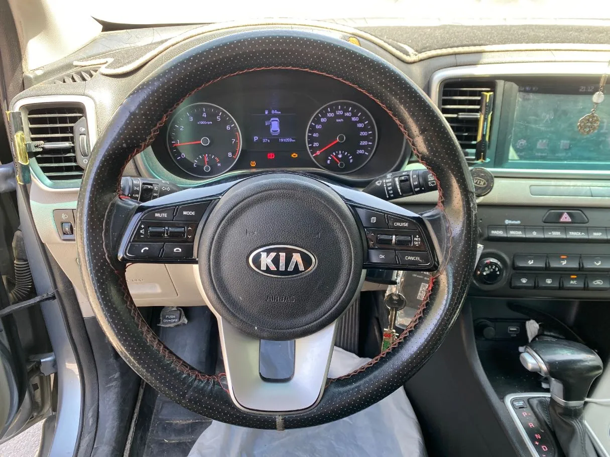 Car image 17