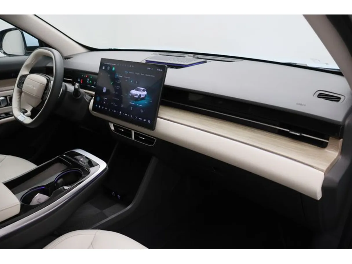 Car image 10