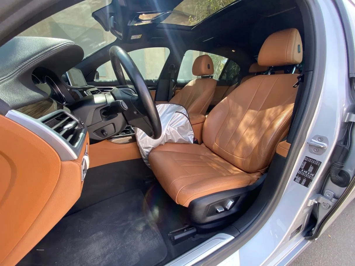 Car image 11