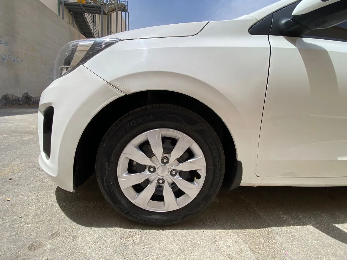 Car image 9