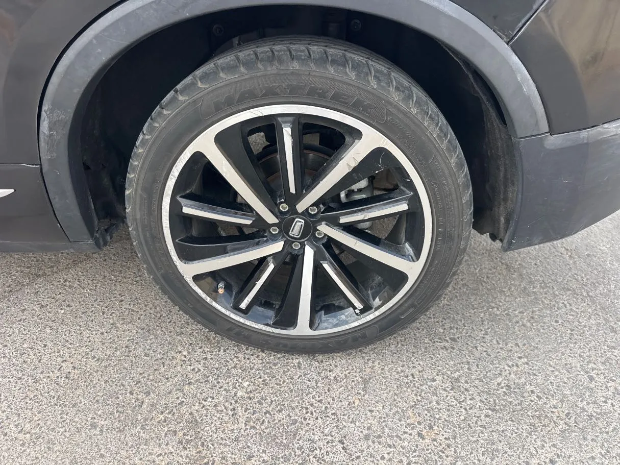 Car image 9