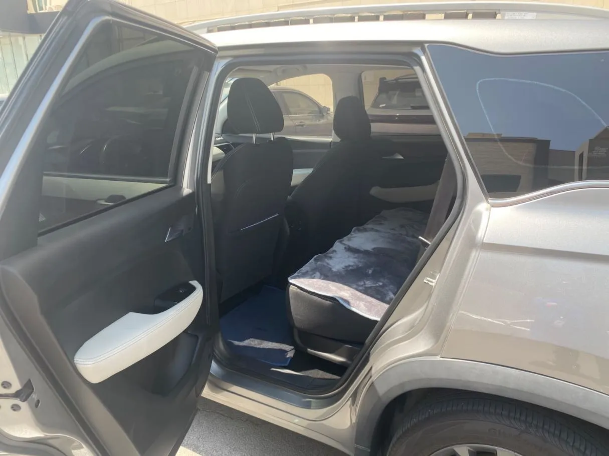 Car image 12