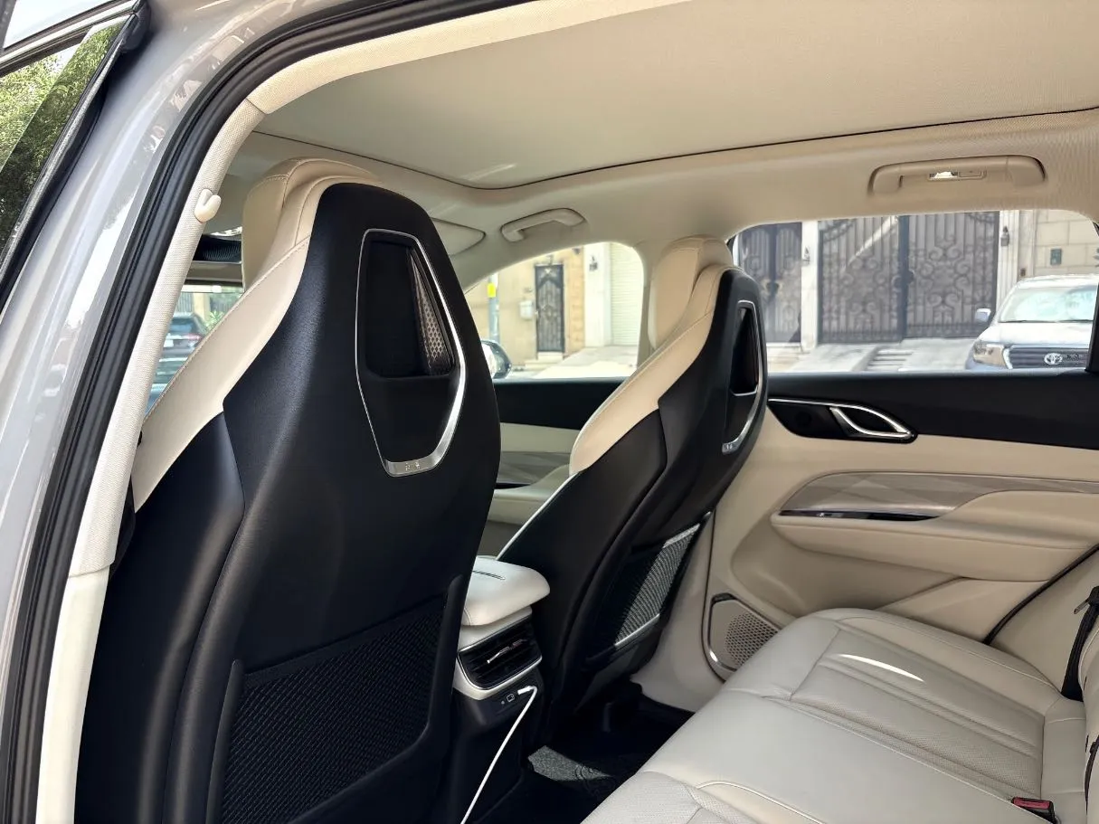 Car image 17