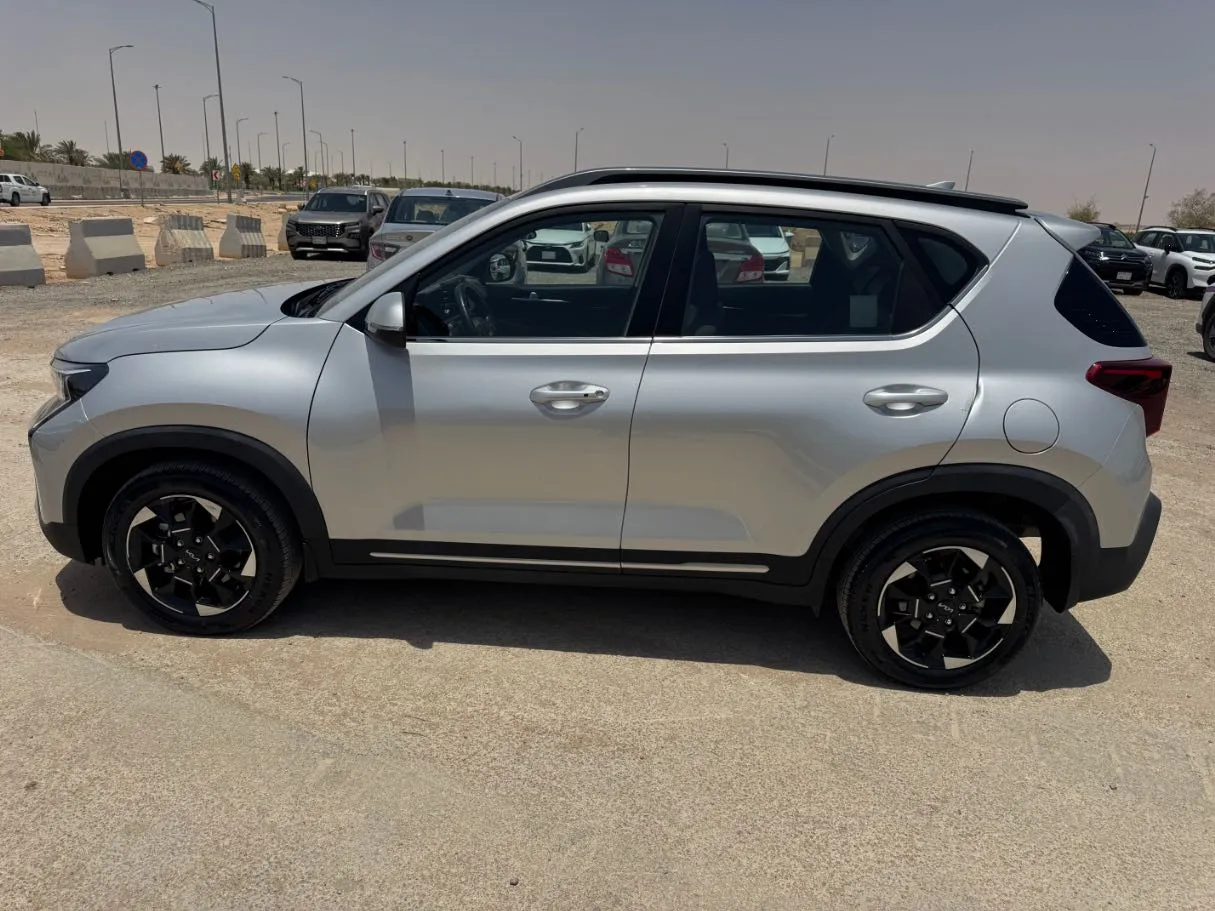 Car image 8