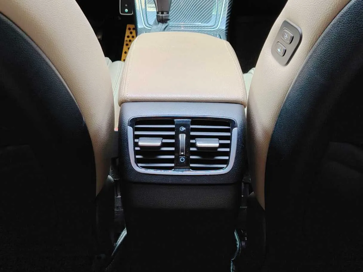 Car image 27
