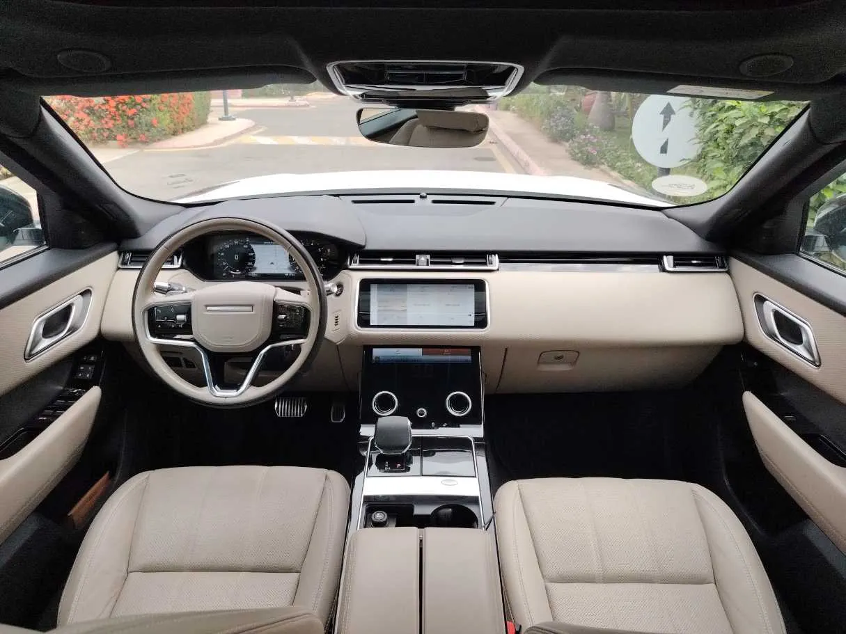Car image 18
