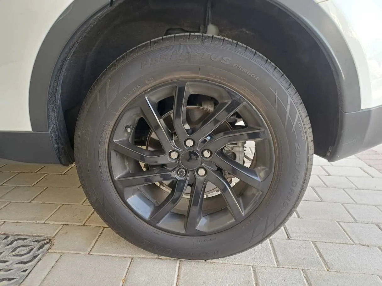 Car image 9