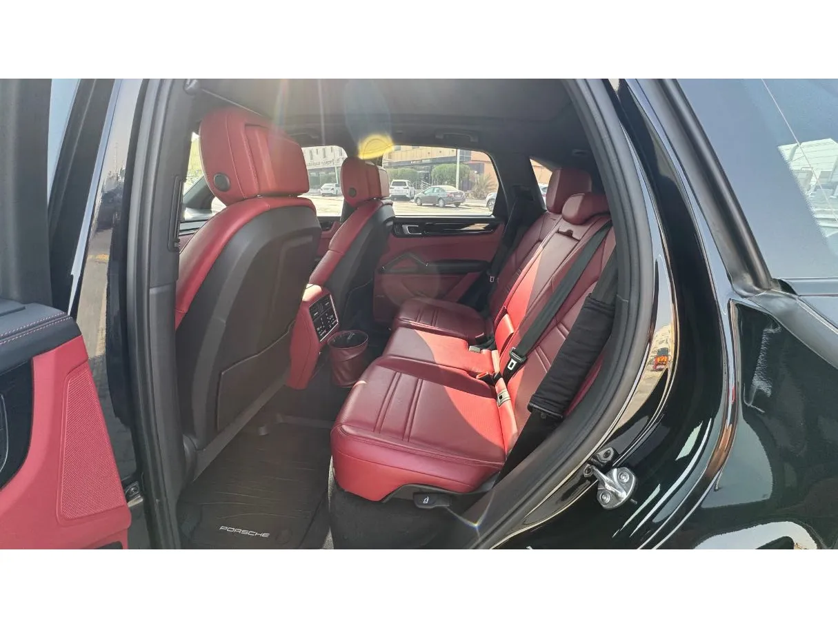 Car image 14