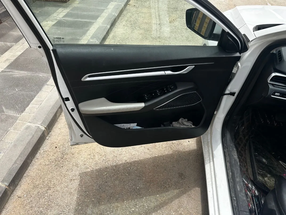 Car image 10