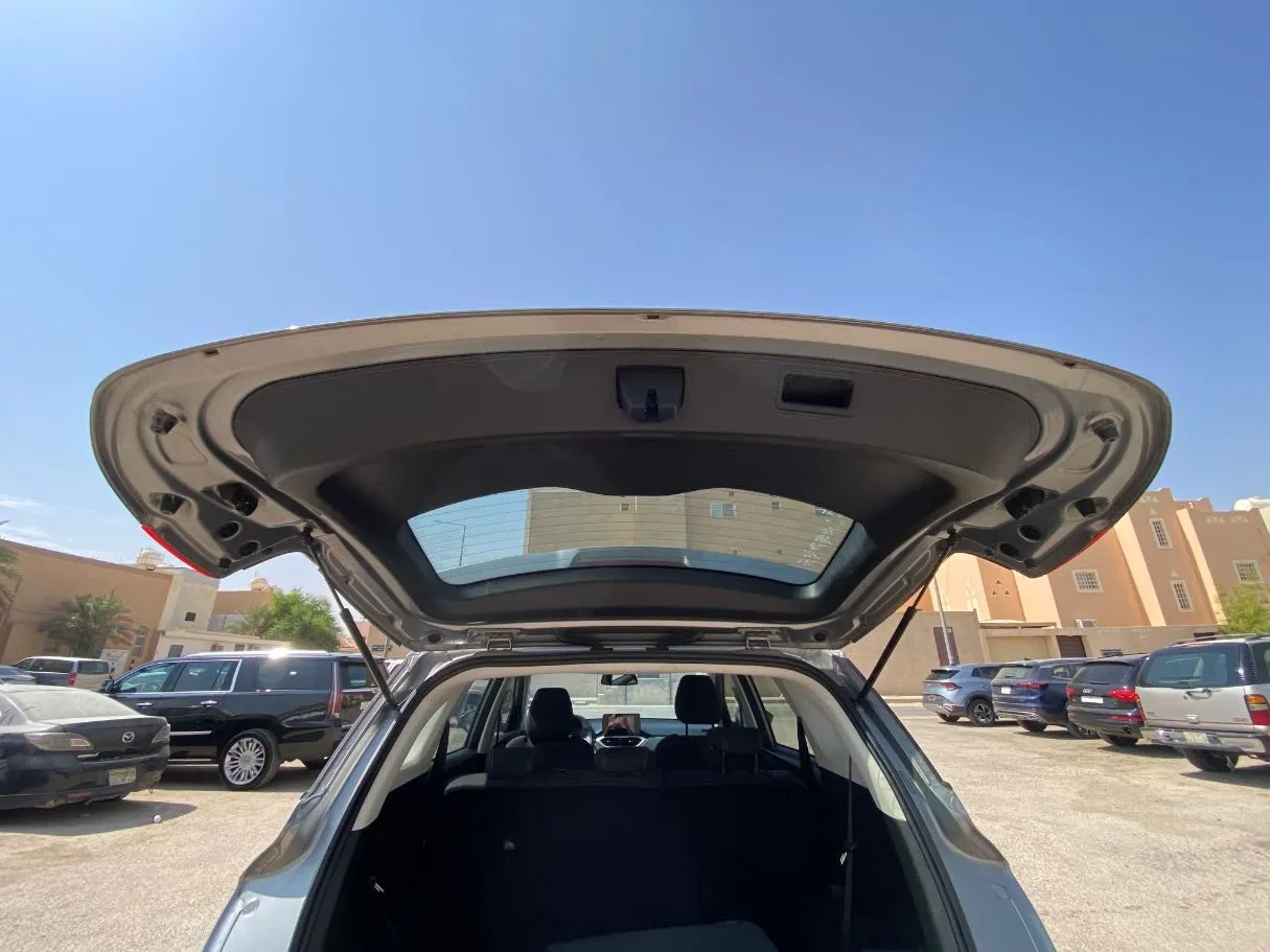 Car image 19
